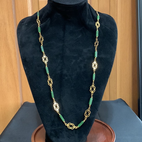 Gold tone green stone necklace - Picture 2 of 2